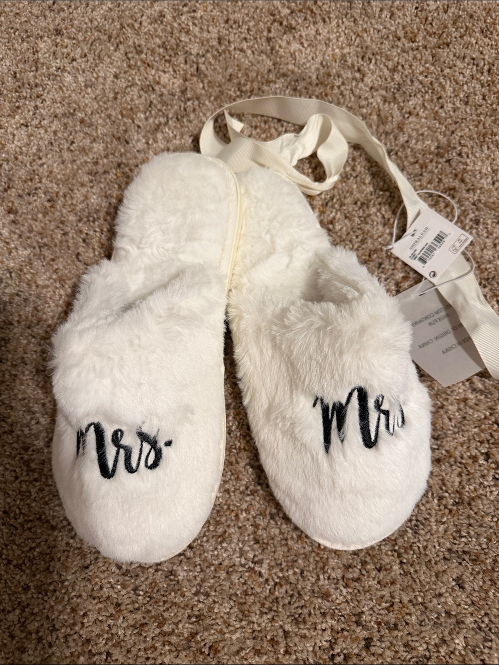 NWT Plush Mrs White Fuzzy Slippers